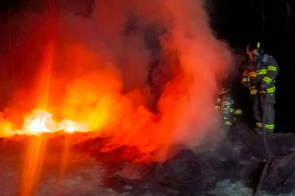 En el sur de Quito, dos personas fueron sancionadas por incendiar más de 60 neumáticos con el objetivo de extraer el alambre