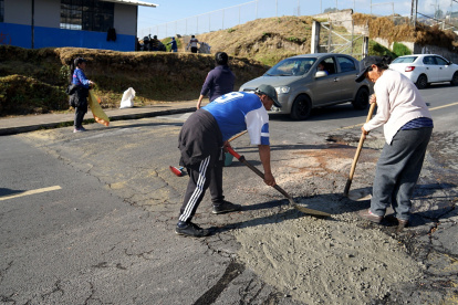 Labor. Los vecinos de cuatro barrios del norte de Quito se unieron para arreglar calles dañadas.
