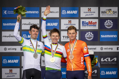Pogacar (c) coronado como campeón mundial, junto a Ben O’ Connor (i) plata y Mathieu van del Poel, bronce.