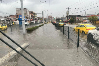 Registro. Calles en Cuenca presentaron gran cantidad de agua y complicó la movilidad.