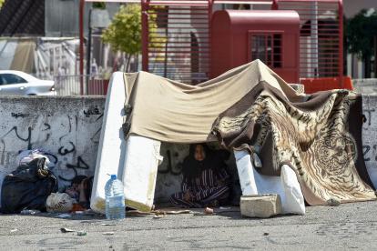 Ciudadanos libaneses improvisan refugios en las calles, porque fueron desplazados tras los bombardeos.