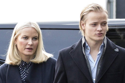 Marius Borg Høiby con su madre.