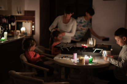 Cuencanos ven alterada sus rutinas ante los perennes cortes de luz.