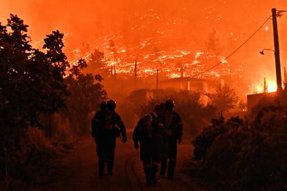 Un equipo de bomberos se dirige al frente durante el incendio forestal en Ano Loutro, cerca de Xylokastro en Corintia, Grecia, el 29 de septiembre de 2024.