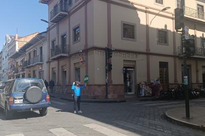 Situación. Esta orden emitida por el Municipio de Cuenca para sumar esfuerzos en la gestión del tránsito durante las horas de los cortes de energía