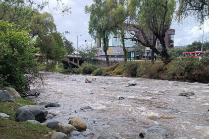El caudal del río Tomebamba se recuperó tras la fuerte lluvia del fin de semana.