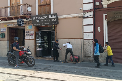 Comercio. En algunos locales del Centro Histórico optaron por adquirir un generador de luz para evitar cerrar durante las horas de los cortes.