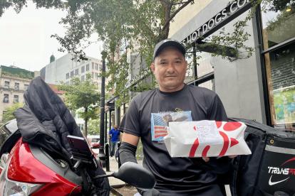 Un migrante venezolano junto a su motocicleta durante una entrevista con EFE, en Washington (Estados Unidos).