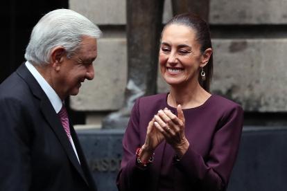 El presidente de México, Andrés Manuel López Obrador (i), y la presidenta electa de México, Claudia Sheinbaum, participan en un acto protocolario en la Secretaria de Educación Pública en Ciudad de México (México)
