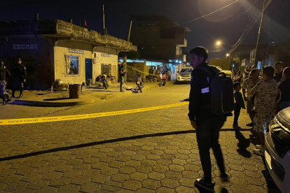 Dos asesinados quedaron en la vía en Naranjal.