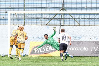Los jugadores y el cuerpo técnico de Liga de Quito reclamaron por los dos penales que les sancionaron y que dieron forma a la remontada de Delfín.