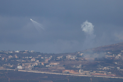 La artillería israelí bombardea la aldea de Odaisseh, en el sur del Líbano, a lo largo de la frontera con Israel, vista desde la Alta Galilea, al norte de Israel.