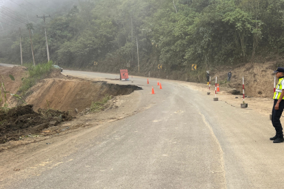 En el kilómetro 114 de la vía Cuenca - Girón - Pasaje se produjo un socavón por el colapso de una alcantarilla.