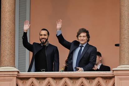 El presidente argentino, Javier Milei, acompañado del presidente de El Salvador, Nayib Bukele, saludan a seguidores en La Casa Rosada en Buenos Aires (Argentina).
