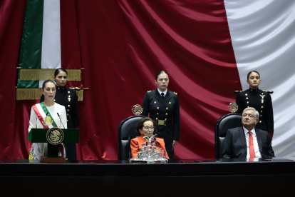 Claudia Sheinbaum y otras autoridades durante la toma protesta en la Cámara de Diputados.