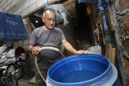 Moradores se abastecen de agua debido a los cortes programados.