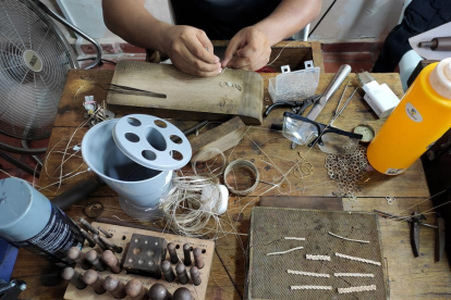 Un alumno de orfebrería de la Institución Educativa Técnica Tomasa Nájera trabajando en un taller de Mompox