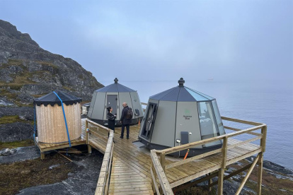 Vista exterior de las cabinas que albergan una habitación para observar la aurora boreal en el hotel Inuk de Nuuk, una apuesta para atraer al turismo a Groenlandia.