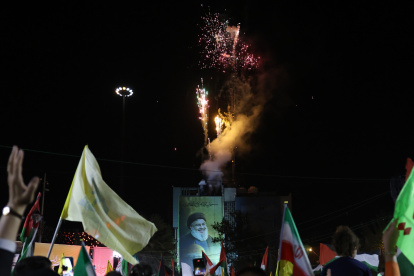 Los iraníes celebran tras el ataque con misiles contra Israel.