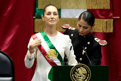 La presidenta de México Claudia Sheinbaum, recibe la banda presidencial en la Cámara de Diputados.