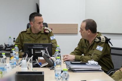 El Jefe del Estado Mayor de las Fuerzas de Defensa de Israel Herzi Halevi (i) evalúa la situación en Israel tras el ataque de Irán con misiles y el atentado en el que dos terroristas la emprendieron a tiros con la gente que estaba esperando el tren ligero en Tel Aviv.