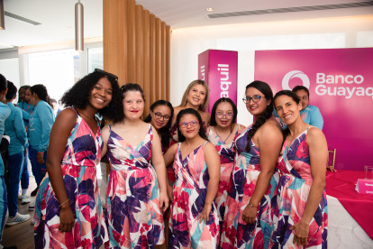 Parte de la delegación nacional integrada por deportistas especiales posaron en la presentación oficial.