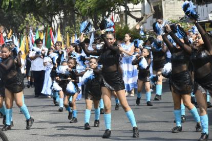 Conmemoración. El desfile en el suburbio partió de las calles 19 y Francisco Segura y llegó hasta el Cisne 2.