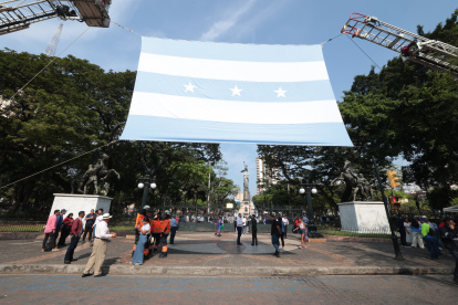 Una enorme bandera dio la bienvenida a los asistentes en el parque Centenario.