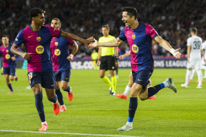 BARCELONA, 01/10/2024.- El delantero del FC Barcelona Robert Lewandowski (d) celebra su gol, primero del equipo blaugrana, durante el encuentro correspondiente a la segunda jornada de la Liga de Campeones que disputan hoy martes FC Barcelona y Young Boys en el Estadio Olímpico Lluis Companys, en Barcelona. EFE/Enric Fontcuberta.