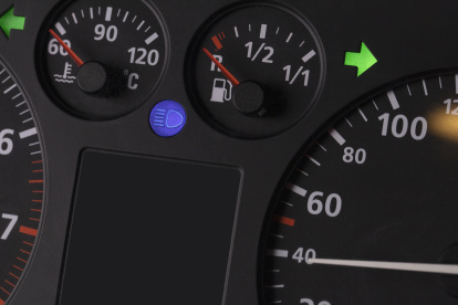 Para evitar que se afecte la bomba de combustible, se debe mantener el tanque siempre con más de la mitad de carga.