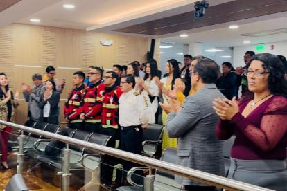 Durante un minuto concejales, autoridades y ciudadanos aplaudieron como homenaje a los Bomberos que combatieron los incendios que se registraron en Quito
