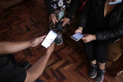 Tecnología. Hay dificultad para utilizar las aplicaciones de los bancos por los apagones. Foto referencial.