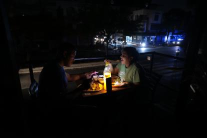 Restaurante. Por la caída de las ventas y la necesidad de dinero, hay negocios que se atreven a abrir y atender a sus clientes pese a no tener luz.