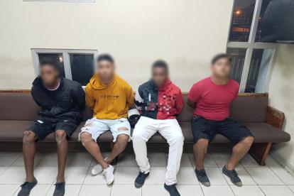 La Policía encontró a cuatro ciudadanos cobrando por entrar a una urbanización.