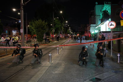 Oficiales de policía israelíes armados vigilan cerca de un cordón en el lugar de un tiroteo en Tel Aviv, Israel, el 01 de octubre de 2024.