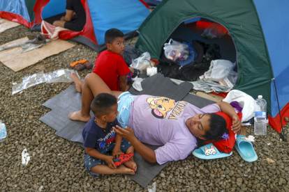Migrantes venezolanos descansan en la Estación Temporal de Recepción Migratoria.