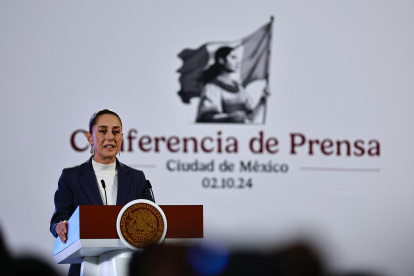La presidenta de México, Claudia Sheinbaum, habla durante su primera conferencia de prensa este miércoles, ofrecida en Palacio Nacional de la Ciudad de México (México).