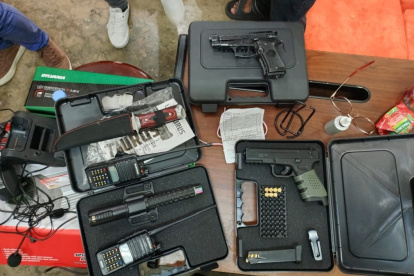 Armas, cascos y otros equipos fueron incautados por la Policía Nacional.