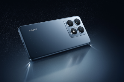 Modelo de Xiaomi 14T, color azul titanio.