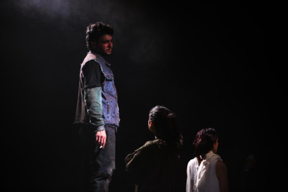 Actores de la obra "Las cosas que perdimos en el fuego" ensayan el 20 de septiembre de 2024, en Montevideo.