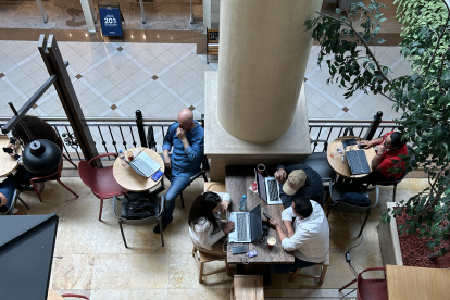 Alternativa. Usuarios optan por ir a cafeterías y malls para mitifigar los efectos que deja la falta de energía.