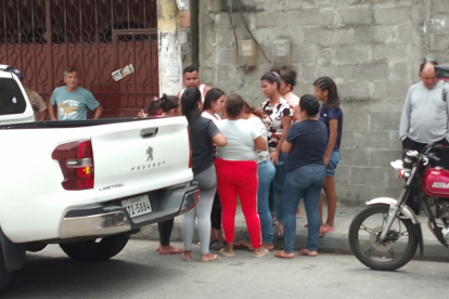 Situación. Familiares de la víctima acudieron a la morgue de Daule