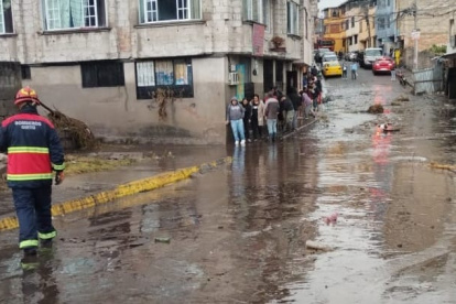 Desbordamiento de la quebrada Caupicho provoca inundaciones