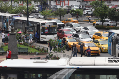 Escenas como estas, de calles llenas de vehículos durante los cortes de energía, se han vuelto habituales en la ciudad.
