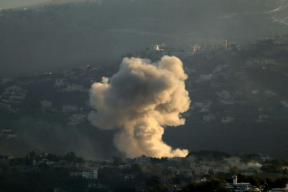 Columna de humo tras un ataque israelí en la villa de Kafr Kila, en el sur del Líbano.