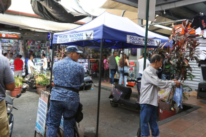 Existen carpas instaladas por la Policía Nacional en el sector.