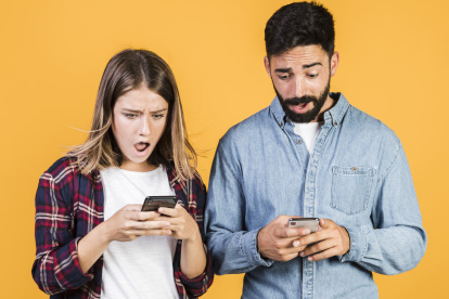 Descubre si es recomendable monitorear el celular de tus hijos.