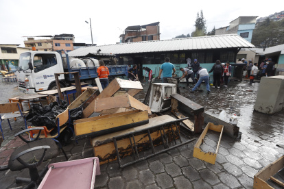 Una unidad educativa fue evacuada tras las fuertes lluvias.