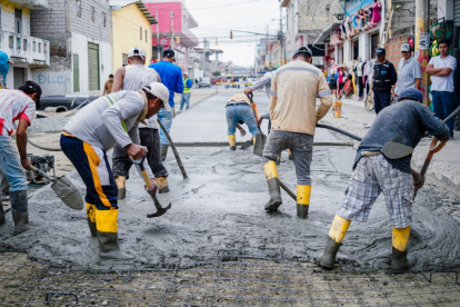 Los trabajos han iniciado en la avenida 24 de Septiembre, una de las más afectadas por los baches en Playas.