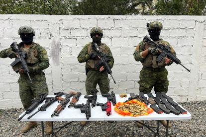 Armas largas de uso militar fueron incautadas por las Fuerzas Armadas.